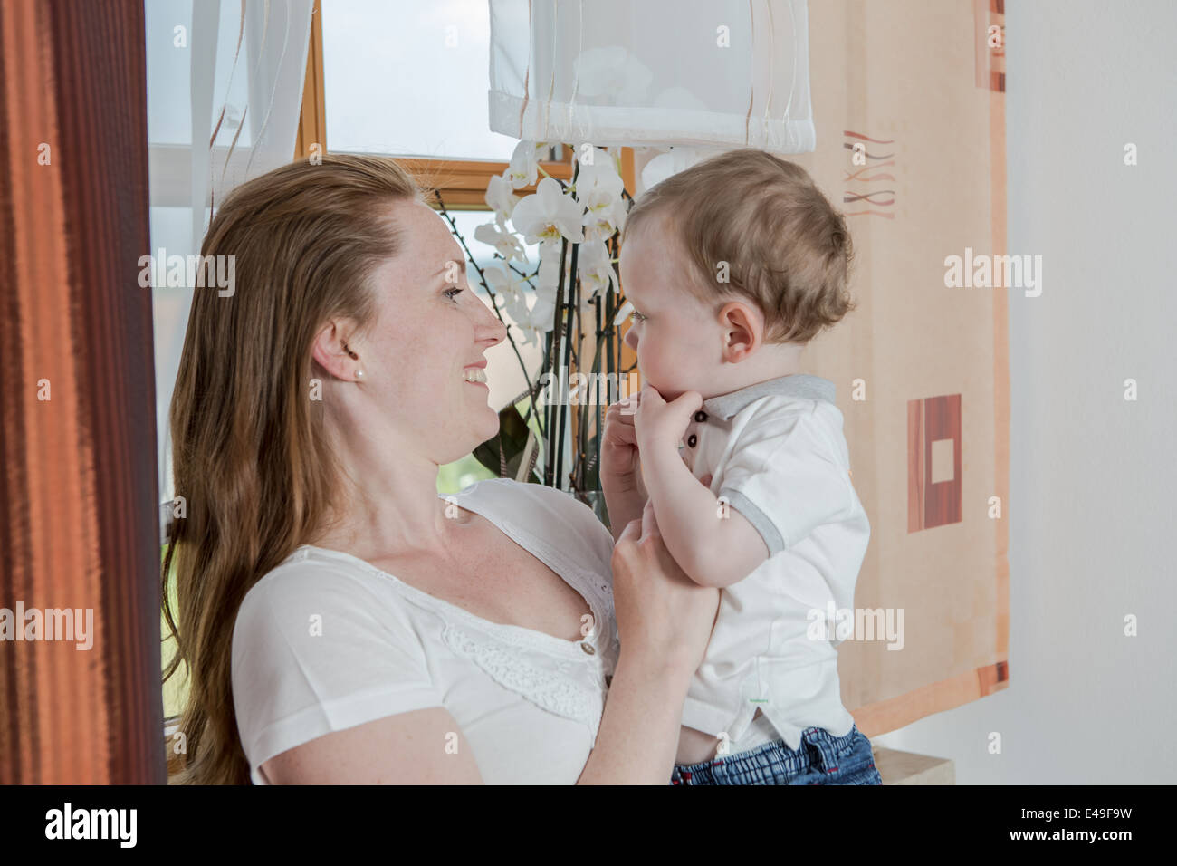 junge Mutter mit einem Kleinkind zu Hause spielen Stockfoto