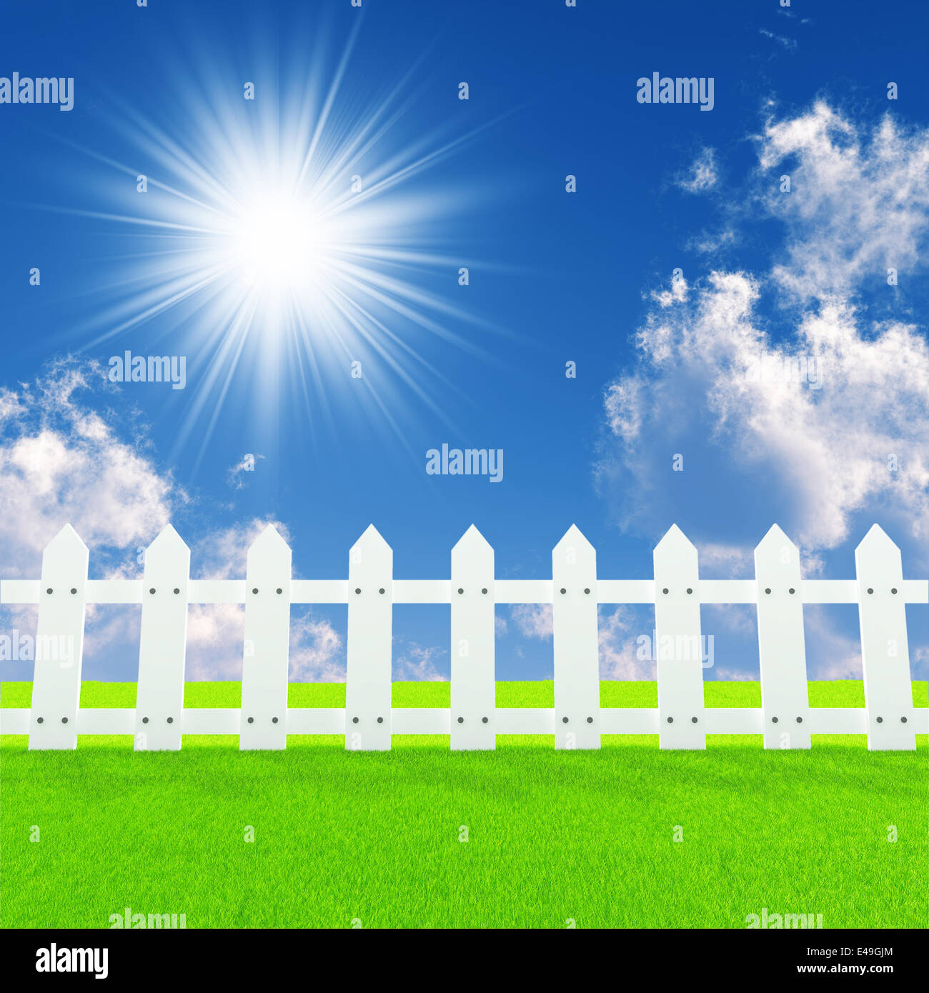 weißer Zaun auf einem Sommer-Rasen an einem Sonnetag Stockfoto