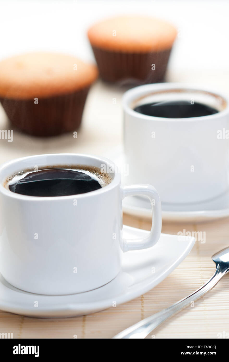 Aromatischer Kaffee mit muffins Stockfoto