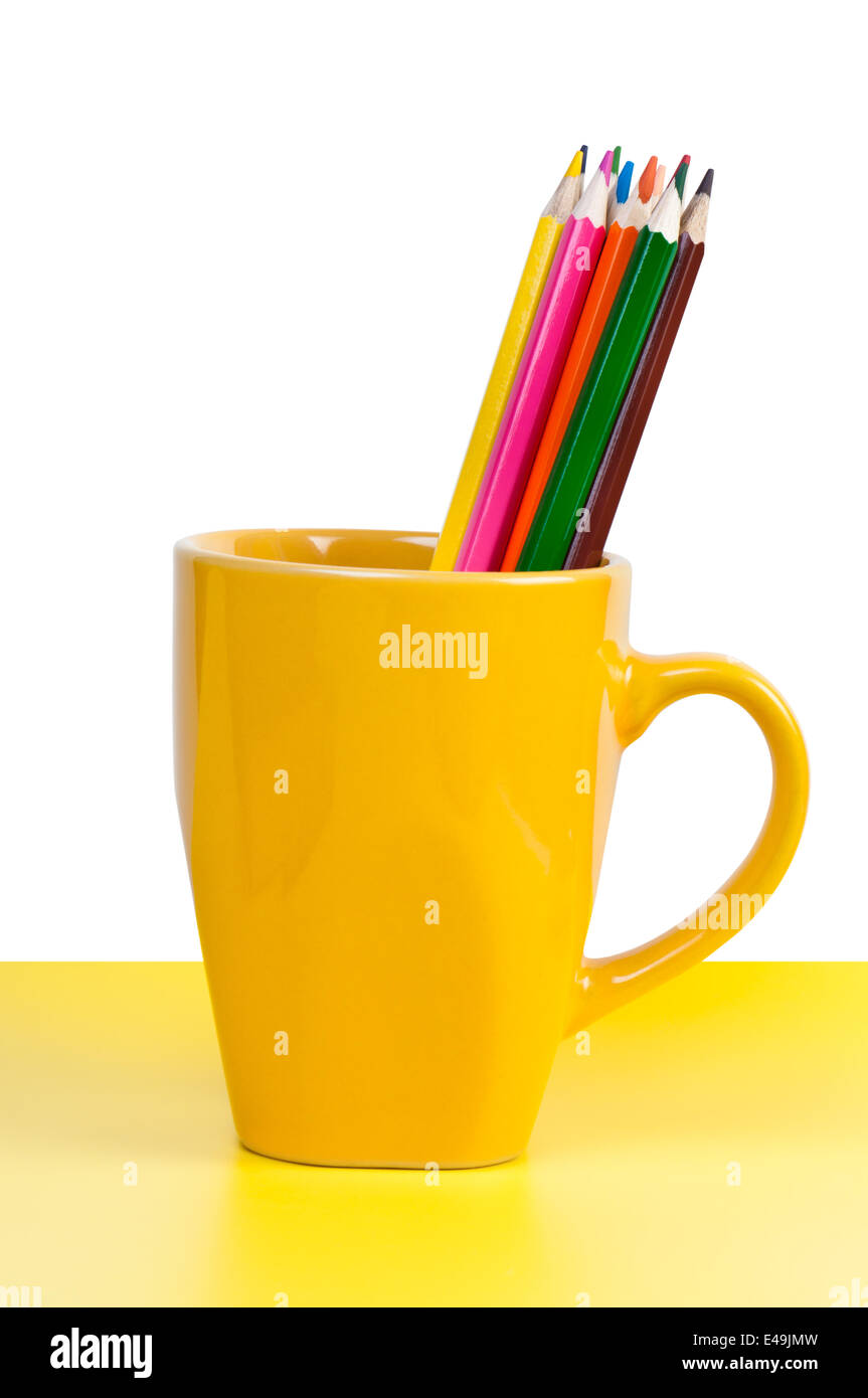 Bunte Bleistifte in gelber Tasse. Stockfoto