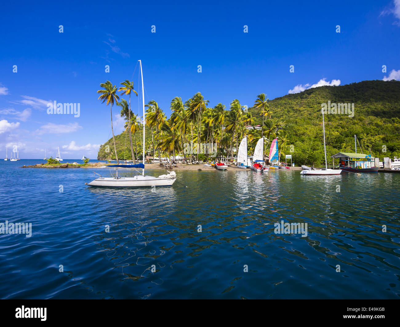 Karibik, St. Lucia, Segelyachten in Marigot Bay Stockfoto