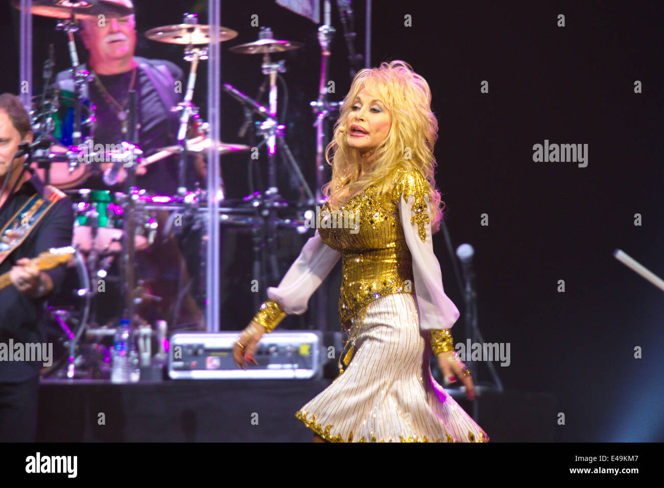 Berlin, Deutschland. 6. Juli 2014. US-amerikanische Country-Sängerin Dolly Parton während eines Auftritts in der O2 World Arena in Berlin. Am 6. Juli 2014. Bildnachweis: Dpa picture Alliance/Alamy Live News Stockfoto