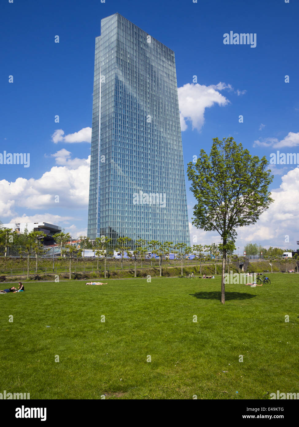 Deutschland, Hessen, Frankfurt, neue Gebäude der Europäischen Zentralbank mit Park im Vordergrund Stockfoto