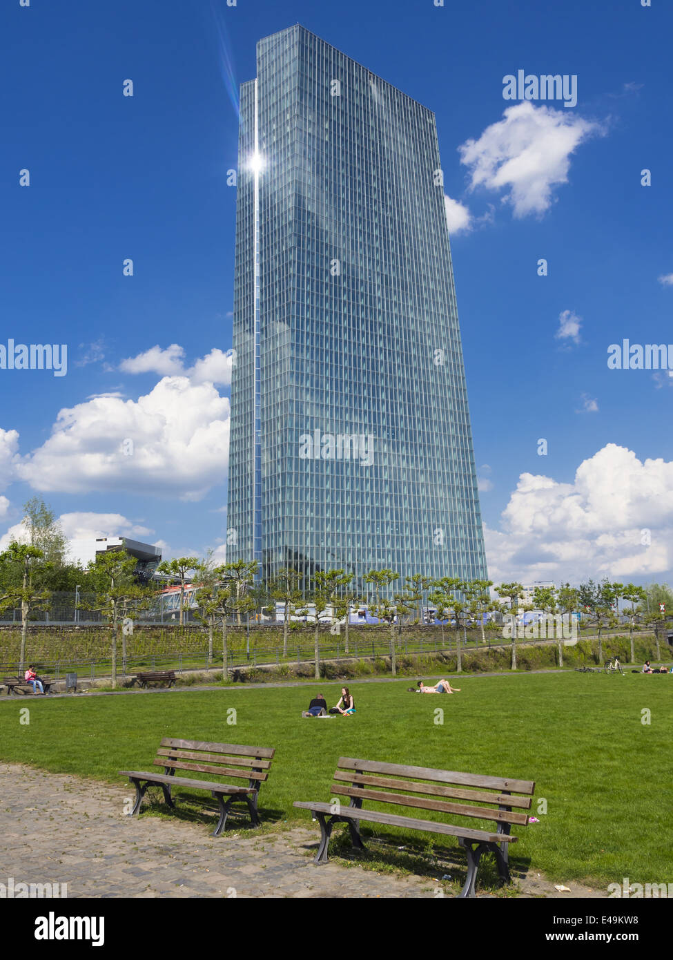Deutschland, Hessen, Frankfurt, neue Gebäude der Europäischen Zentralbank mit Sonnenbaden Menschen im Vordergrund Stockfoto
