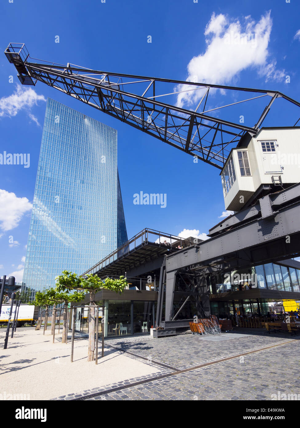 Deutschland, Hessen, Frankfurt, neue Gebäude der Europäischen Zentralbank mit alten Hafen Kran im Vordergrund Stockfoto