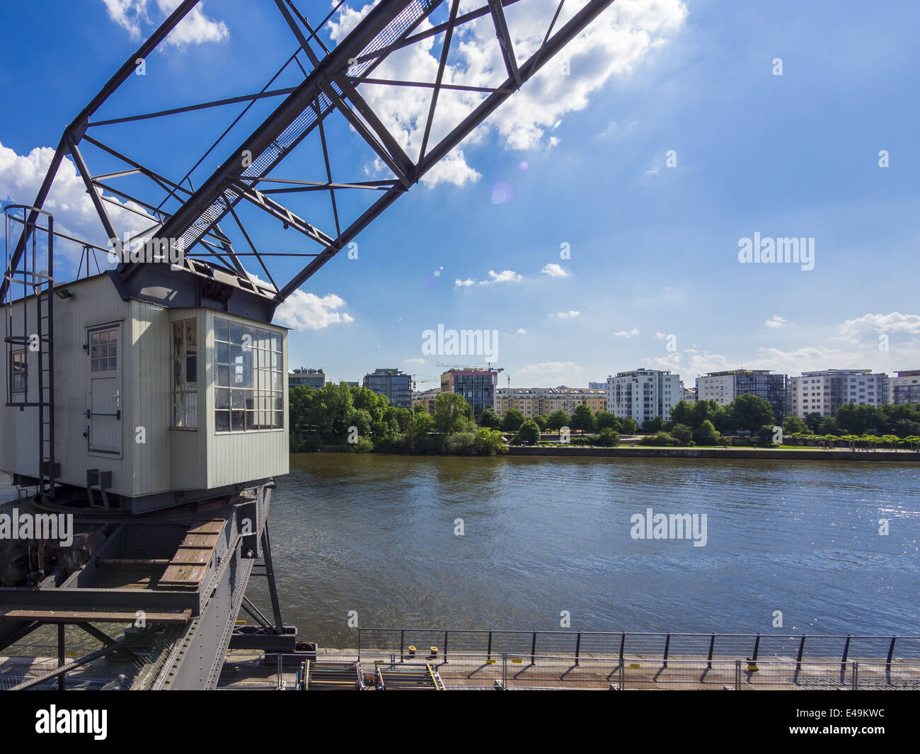 Deutschland, Hessen, Frankfurt, Blick über Main River nach Sachsenhausen mit alten Hafenkran im Vordergrund Stockfoto