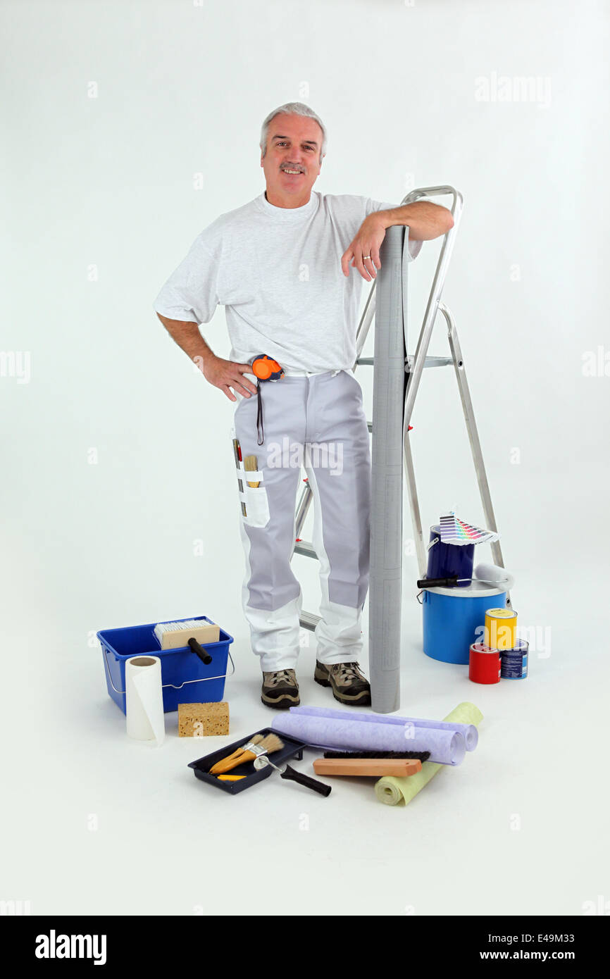 Handwerker mit Trittleiter Stand Stockfoto