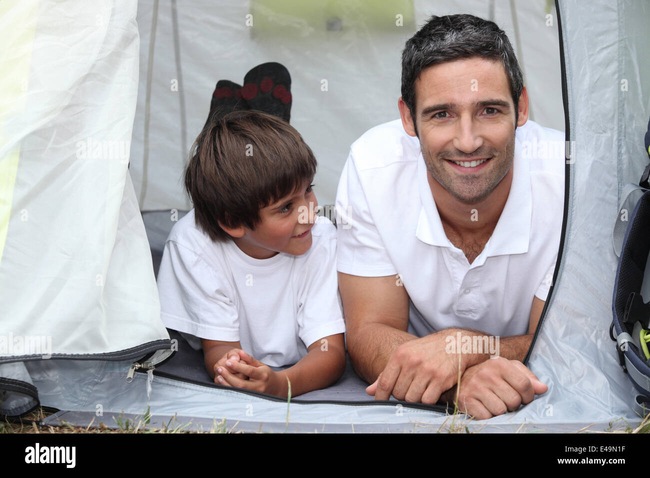 Vater und Sonne camping Stockfoto