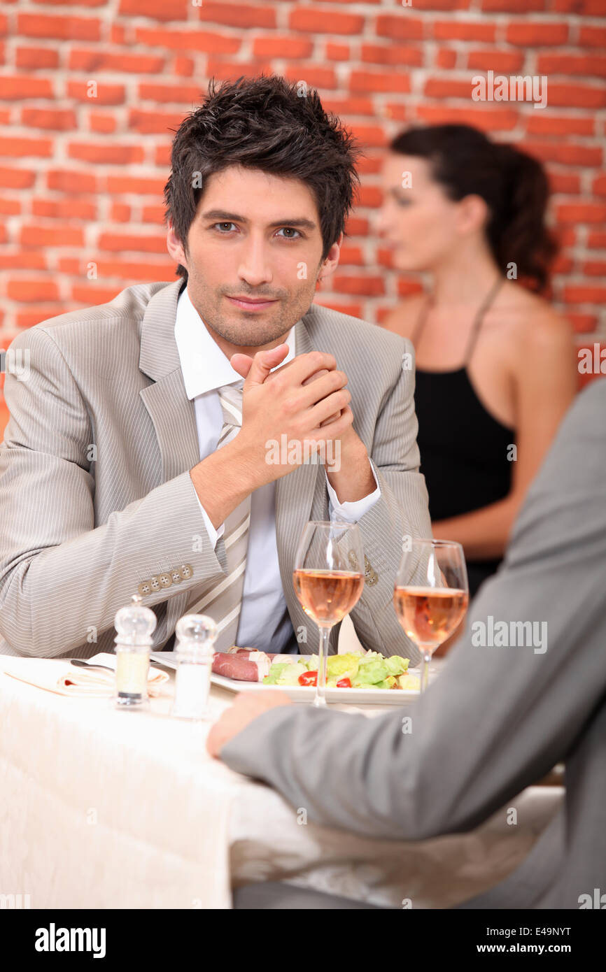 Männer Essen in einem restaurant Stockfoto