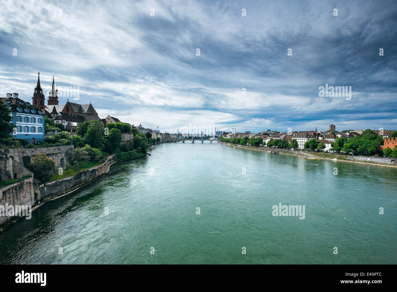 Schweiz, Basel, Stadtansicht mit Rhein und Münster Stockfoto