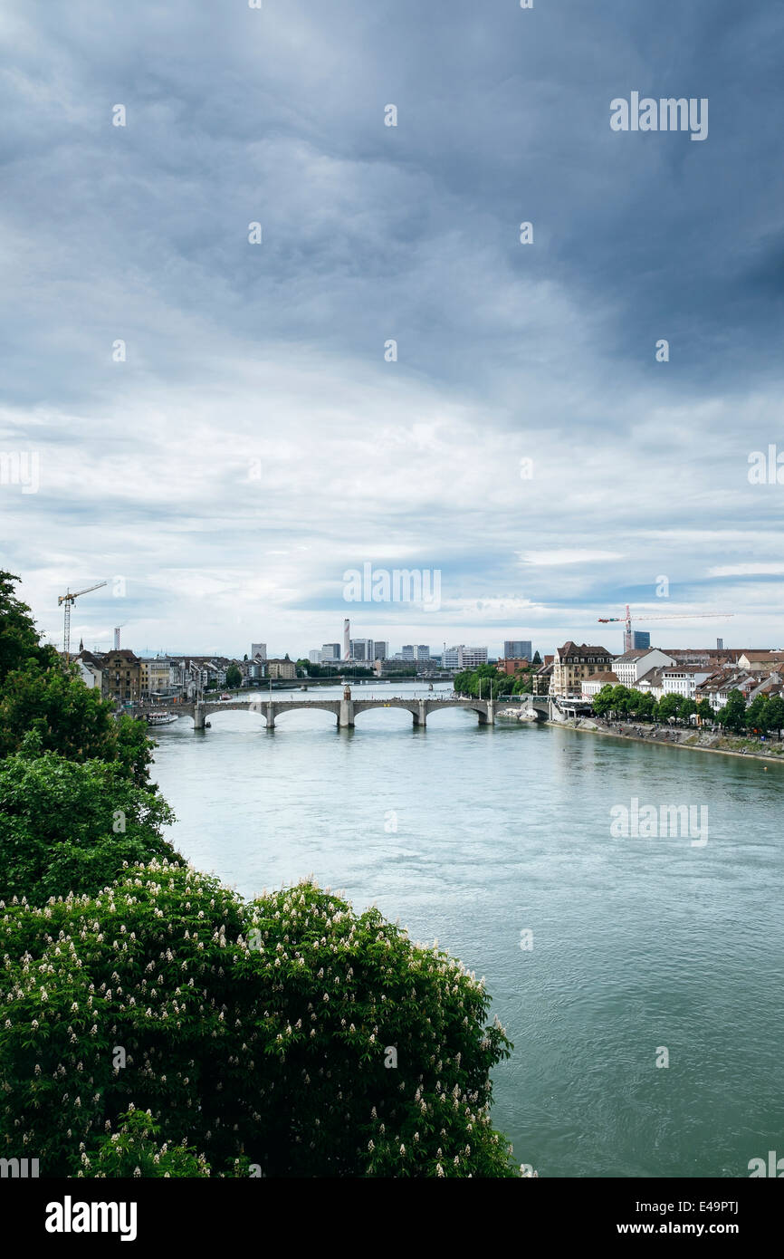 Schweiz, Basel, Stadtansicht mit Rhein und Mittlere Bruecke Stockfoto