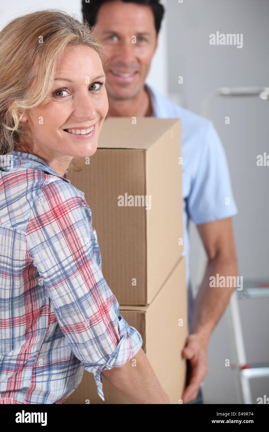 Paar mit Umzugskartons in neues Zuhause Stockfoto