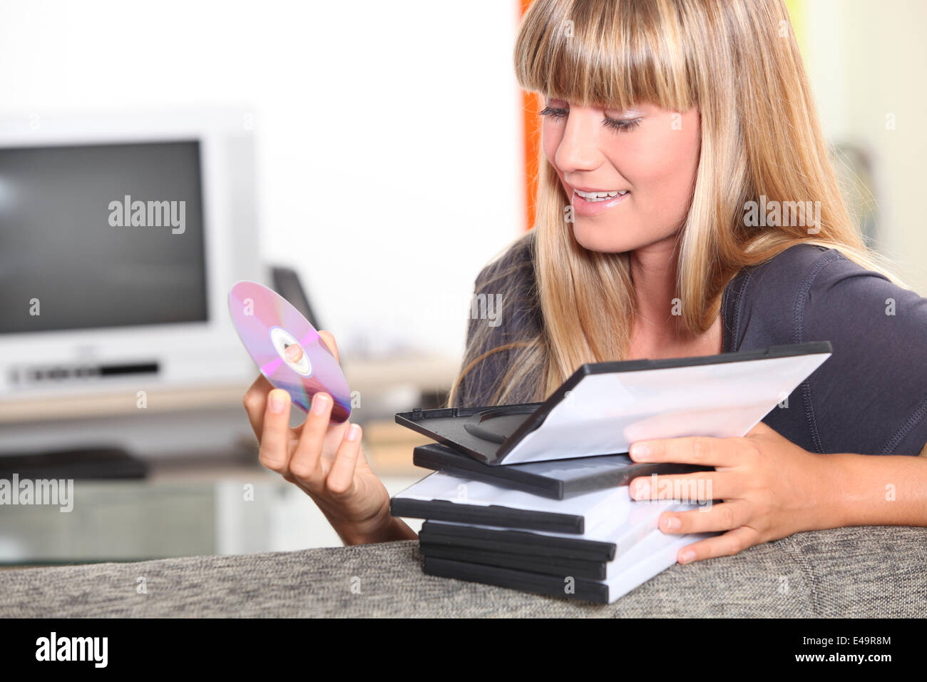 Teenager-Mädchen wählen DVD zu sehen Stockfoto