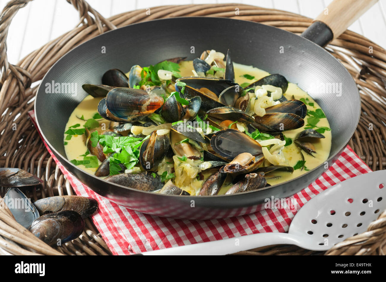 Moules Marinera. Muscheln in Wein, Sahne und Knoblauch-Sauce. Stockfoto