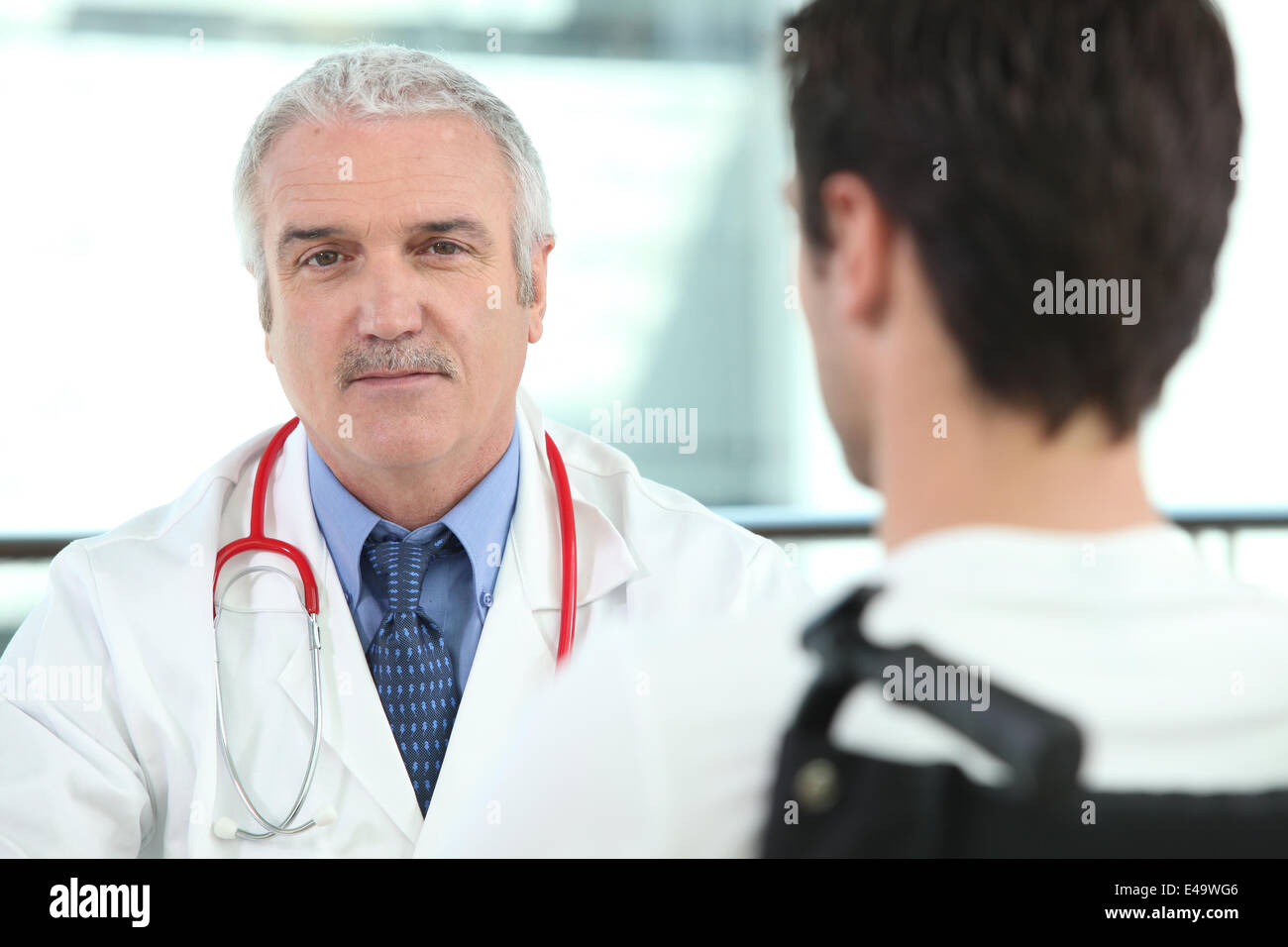 Mann im Termin mit Arzt Stockfoto