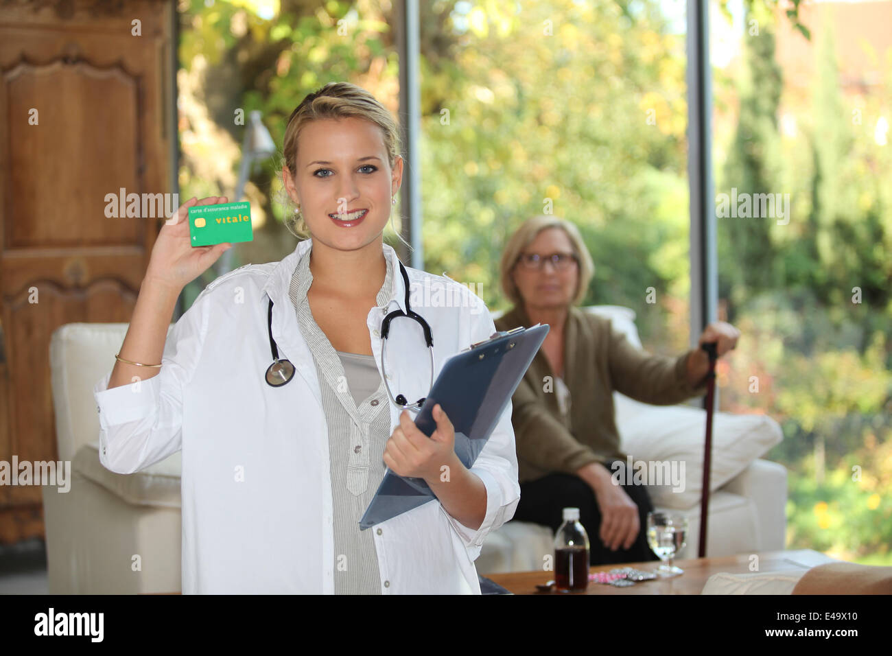 Eine Krankenschwester, einen älteren Patient zu Hause besuchen Stockfoto