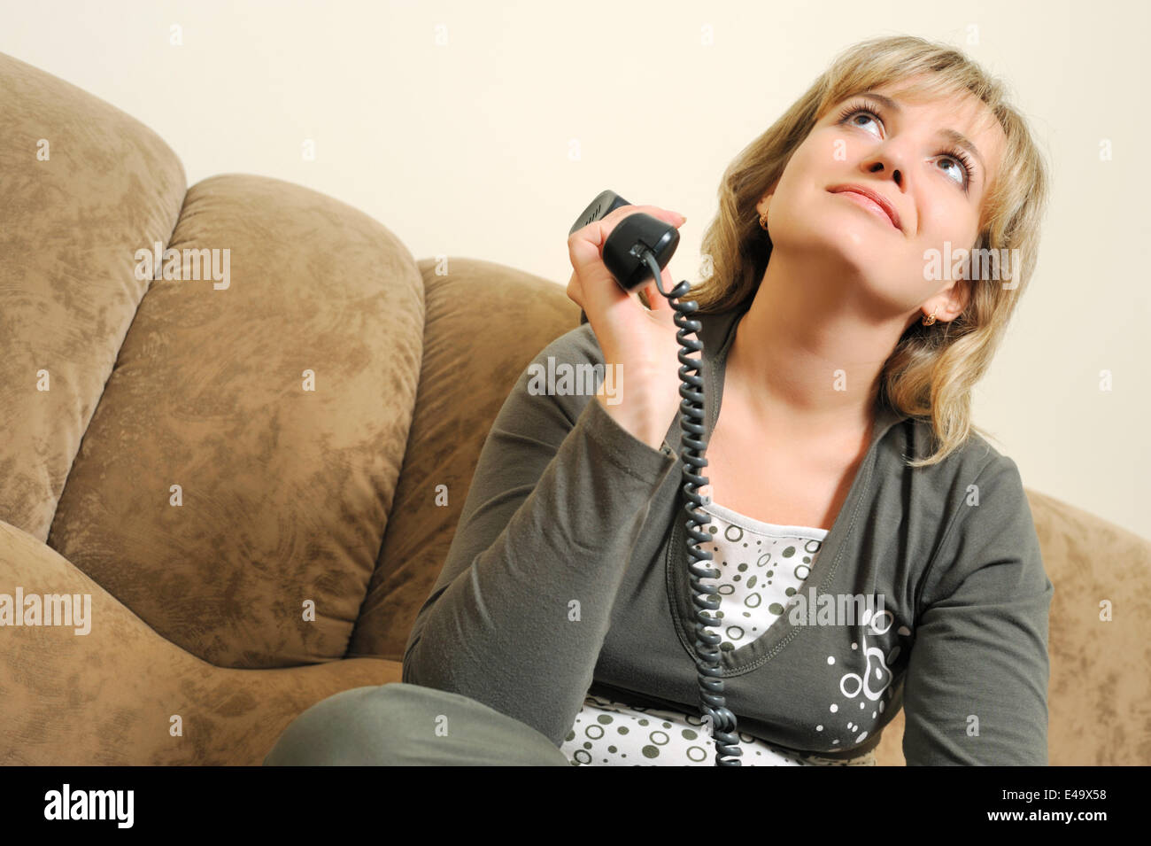 Die Träumende Frau nach einem Dialog per Telefon Stockfoto