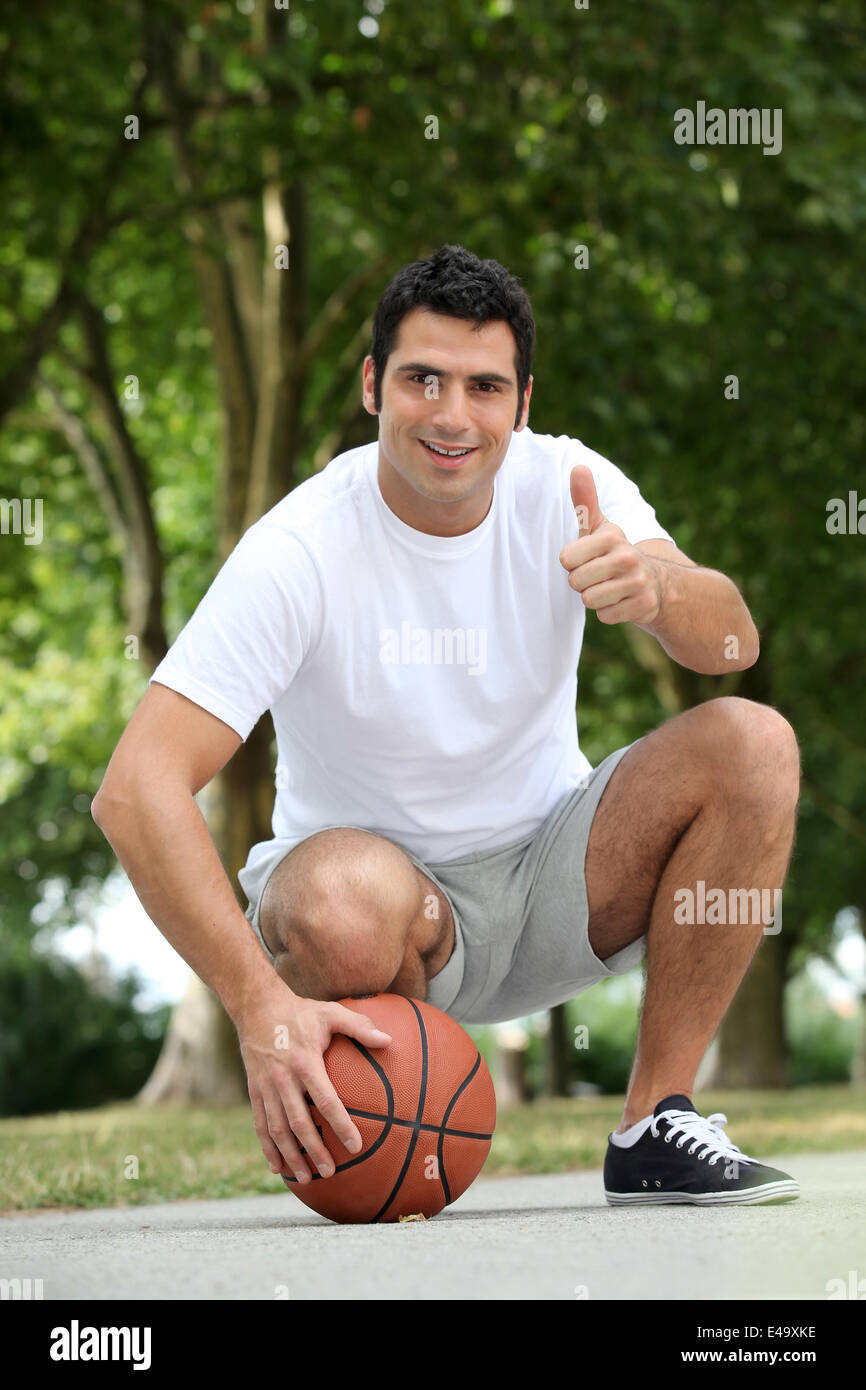 Porträt eines Mannes mit Basketball Stockfoto