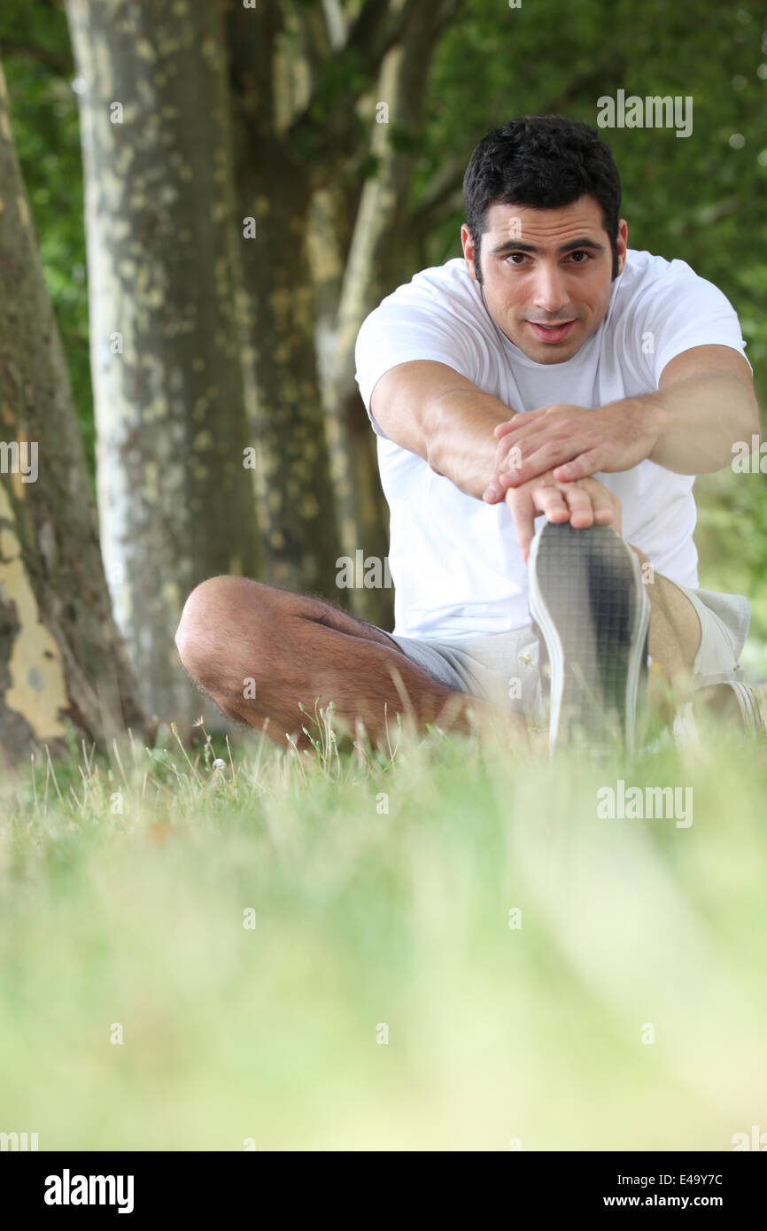 Mann Aufwärmen vor dem Joggen Stockfoto