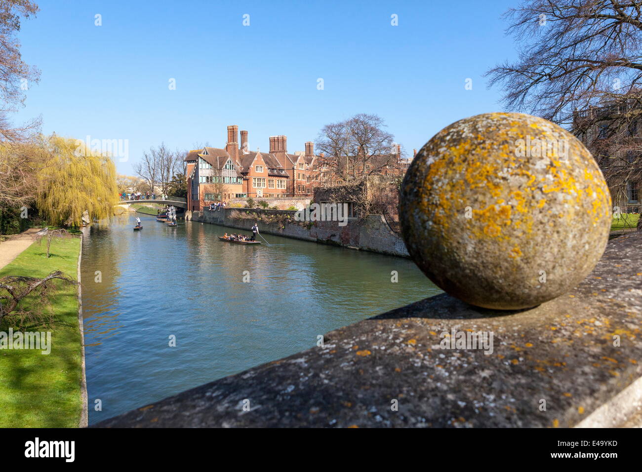 Ein Blick auf Touristen Stechkahn fahren entlang des Flusses Cam entlang den Rücken, Cambridge, Cambridgeshire, England, Vereinigtes Königreich, Europa Stockfoto