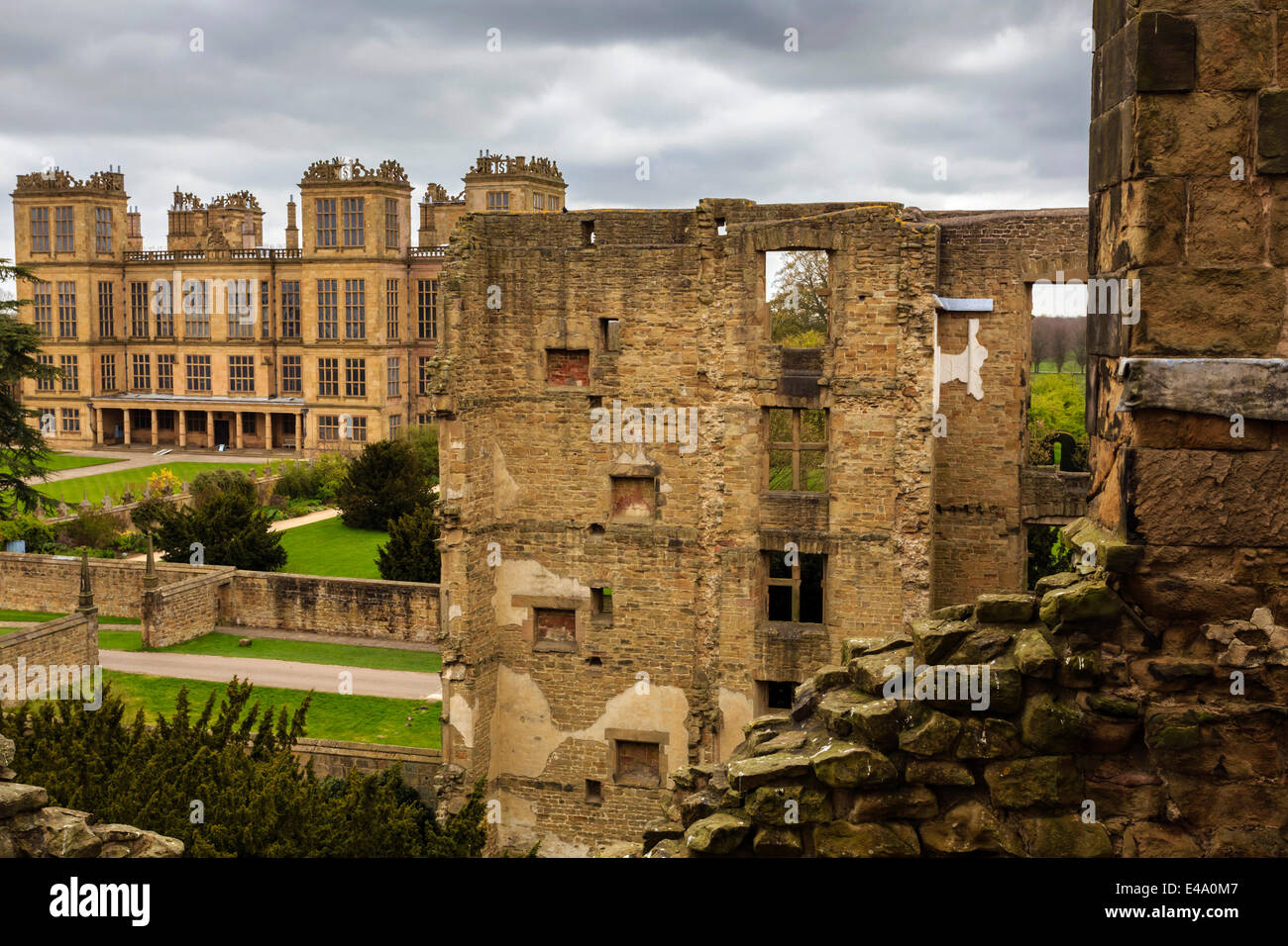 Luftbild vom alten Rathaus seine Nachfolgerin, Hardwick Hall, in der Nähe von Chesterfield, Derbyshire, England, Vereinigtes Königreich, Europa Stockfoto