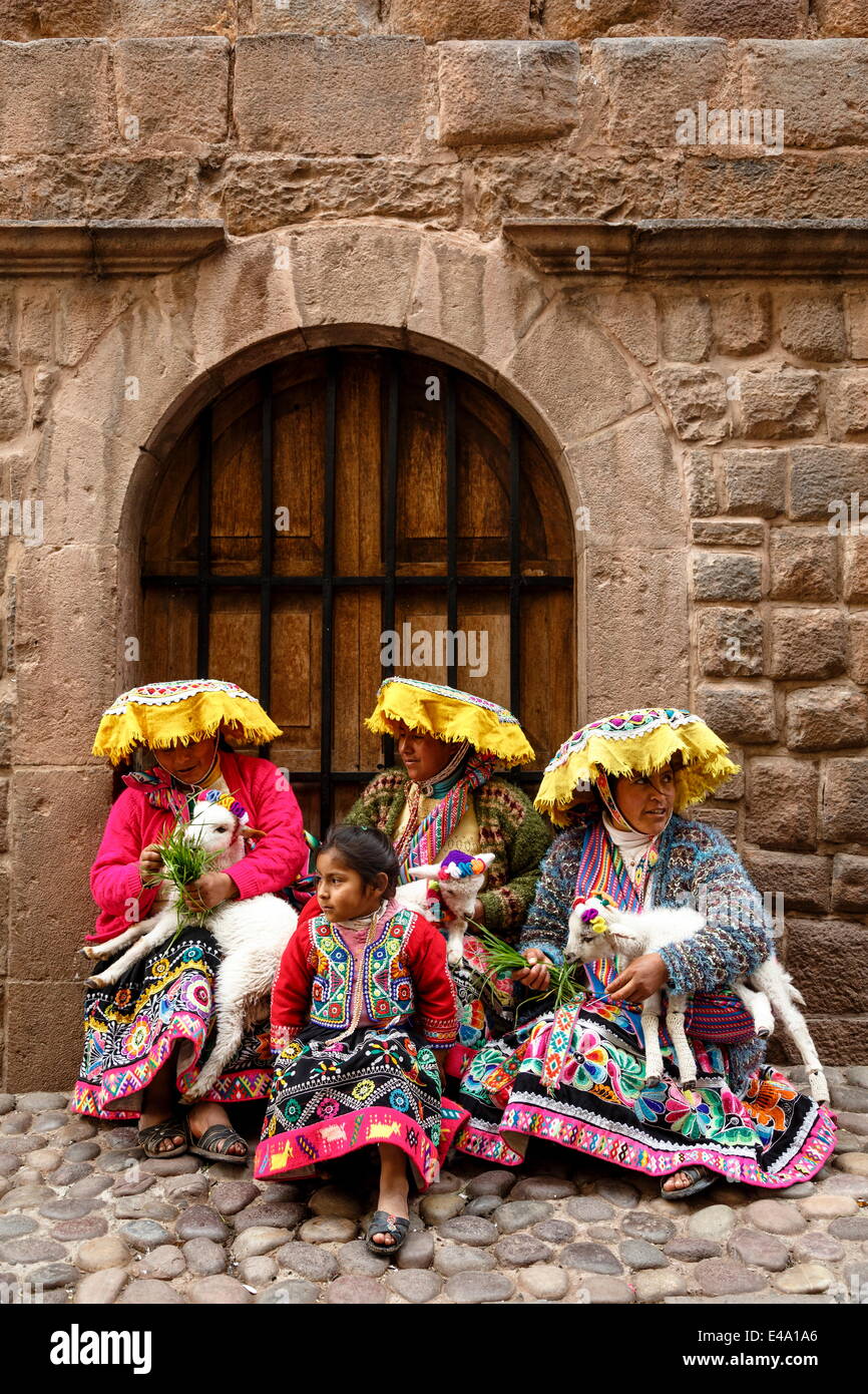Quechua-Frauen in traditioneller Kleidung bei Calle Loreto, Cuzco, Peru, Südamerika Stockfoto