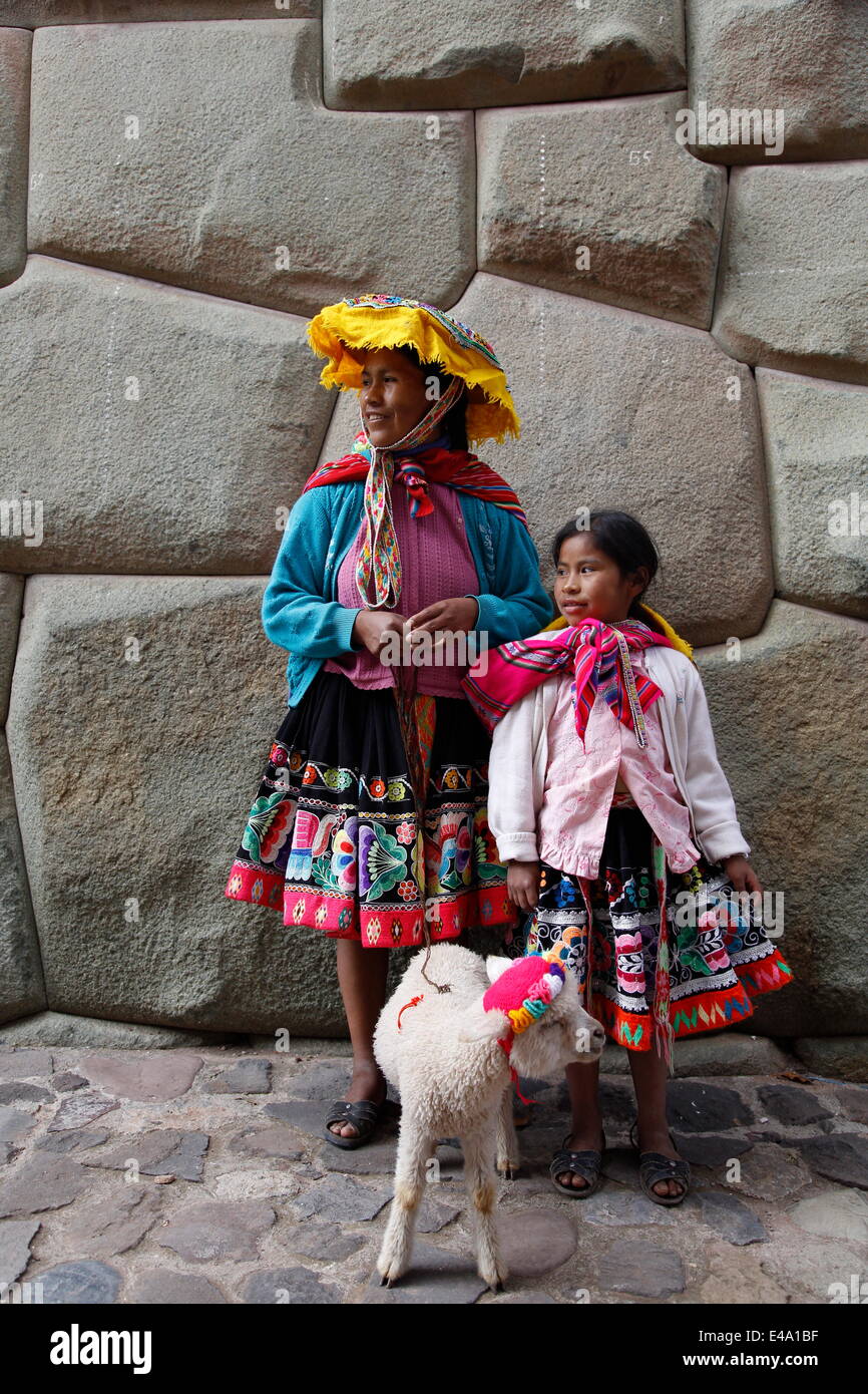 Porträt von Quechua-Mutter und Tochter, Cuzco, Peru, Südamerika Stockfoto