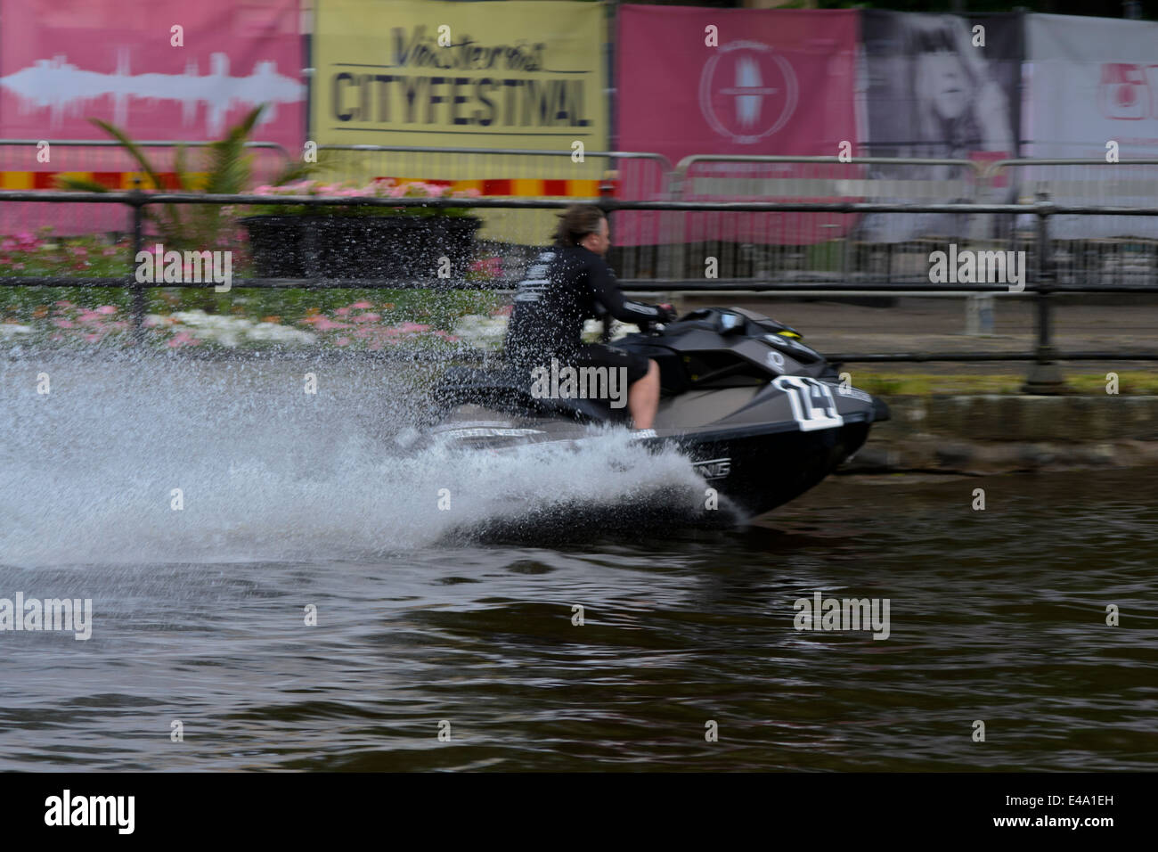 Ein Mann fährt mit seinem Jetski auf dem Festival in Västerås, Schweden Stockfoto