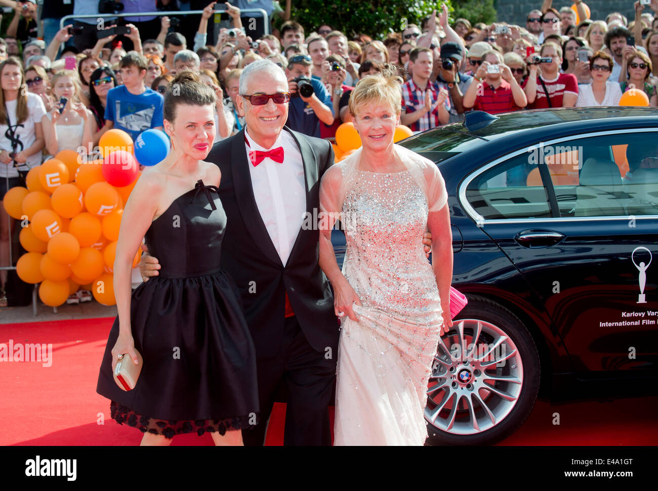 Der Festival-Jury-Präsident Luis Minarro (Mitte) und slowakischen Drehbuchautor, Regisseur und Jury-Mitglied Mira Fornay (links) bei der Eröffnung der 49. Karlovy Vary International Film Festival in Karlovy Vary, Tschechische Republik, am Freitag, 4. Juli 2014 auf dem roten Teppich in den Thermal-Hotel ankommen.   (CTK Foto/Vit Simanek) Stockfoto