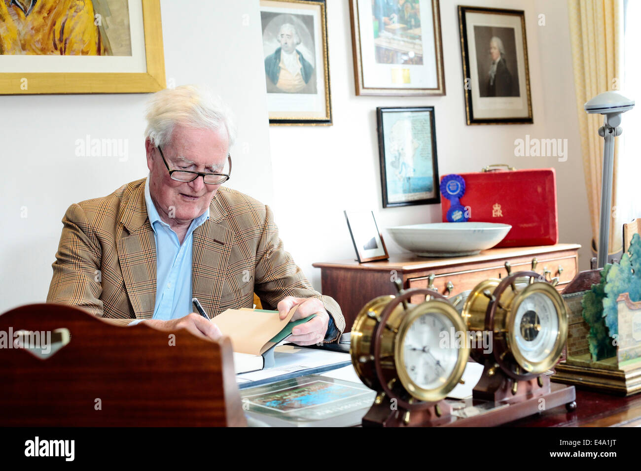 Douglas Hurd sitzt am Studientisch von Sir Edward Heath in Arundells, The Close, Salisbury, Heimstadion des verstorbenen Sir Edward Heath am Samstag, den 5. Juli 2014, nach Eröffnung der Studie für die Öffentlichkeit: John Rose Photography/Alamy Live News Stockfoto