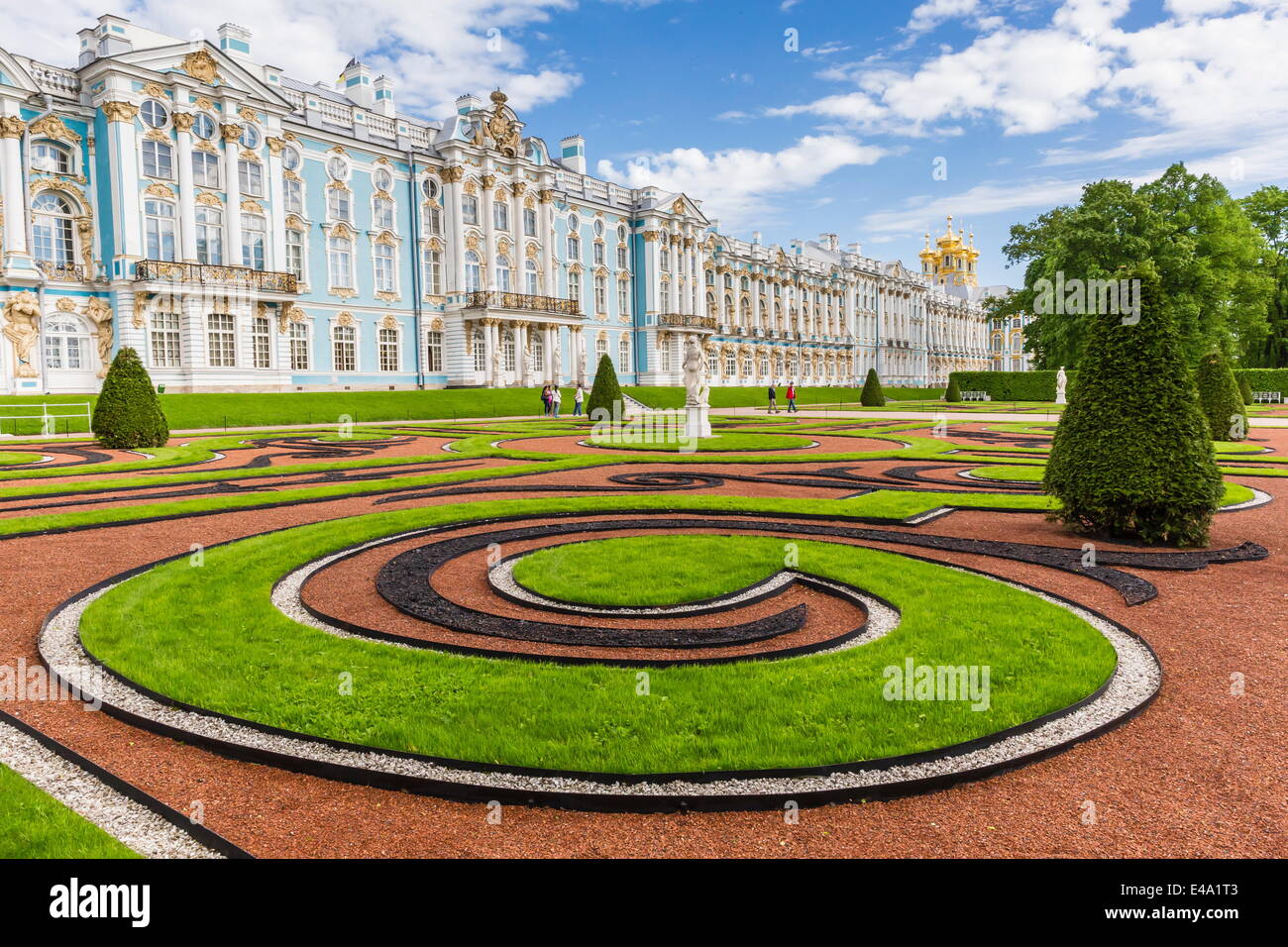 Blick auf die französischen Stil angelegten Gärten im Katharinenpalast, Tsarskoe Selo, St. Petersburg, Russland, Europa Stockfoto
