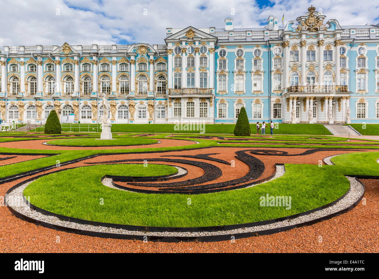 Blick auf die französischen Stil angelegten Gärten im Katharinenpalast, Tsarskoe Selo, St. Petersburg, Russland, Europa Stockfoto