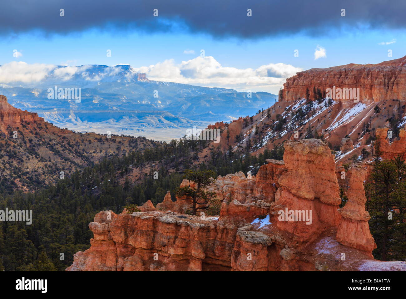 Fernsicht mit Wolkenschichten aus erhöhter Position auf Peekaboo Loop Trail im Winter, Bryce-Canyon-Nationalpark, Utah, USA Stockfoto