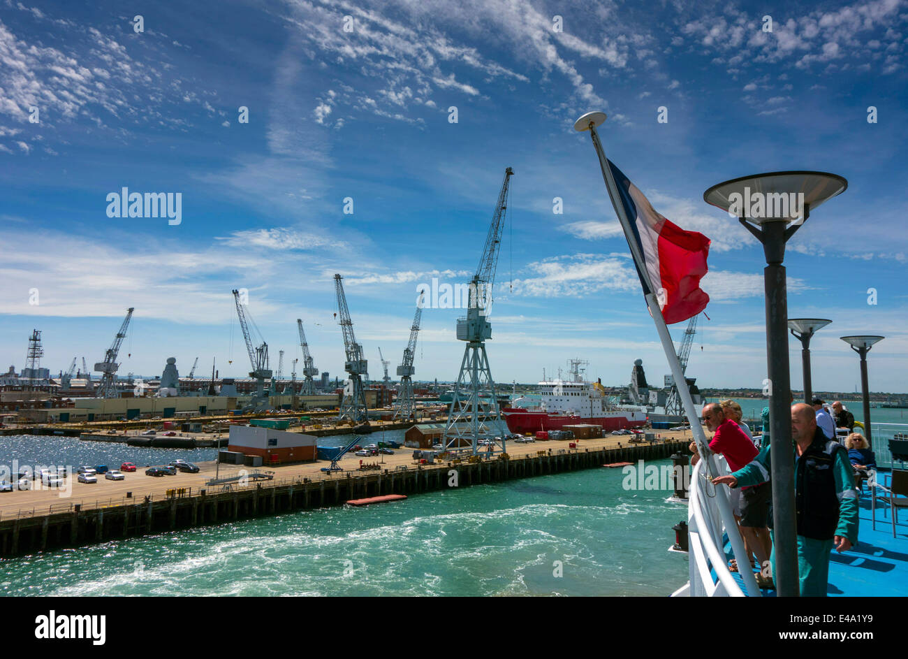 Docks und Krane in Portsmouth Hafen Hafen England Stockfoto