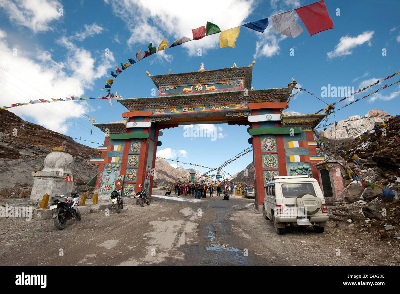 Buddhistische Gebetsfahnen rund um das Tor zu Sela Mountain pass bei 13700 Fuß über dem Meeresspiegel, Arunachal Pradesh, Indien, Asien Stockfoto