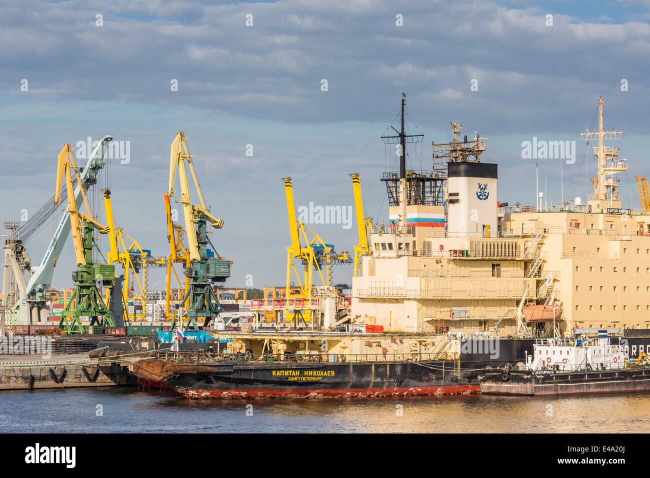 Die geschäftigen Werften im Meer-Hafen von St. Petersburg, auf der Newa Fluss, Russland, Europa Stockfoto