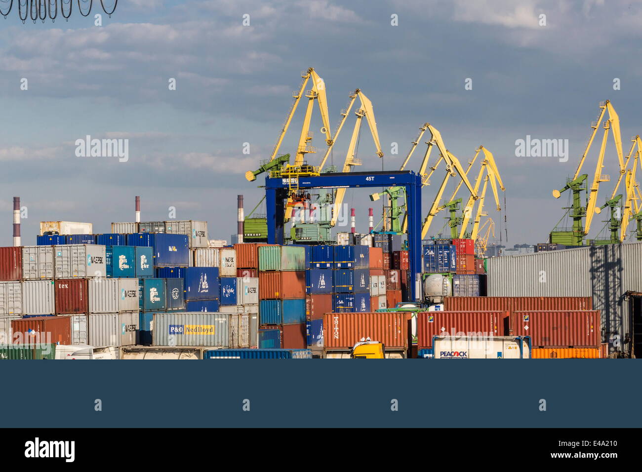Die geschäftigen Werften im Meer-Hafen von St. Petersburg, auf der Newa Fluss, Russland, Europa Stockfoto