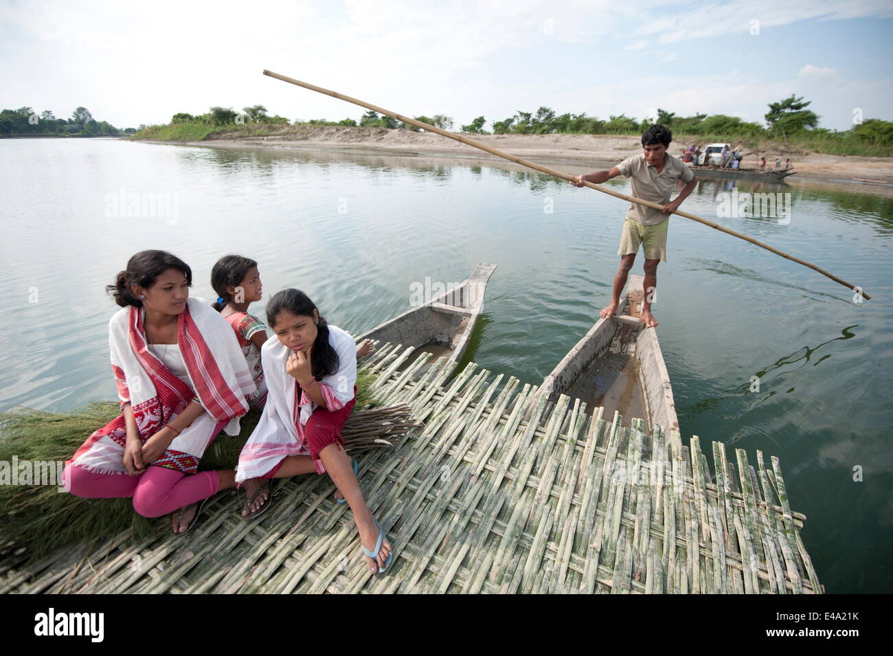 Junge Mädchen tragen traditionelle Assamesisch Gamosa Schals, auf einfachen Fähre wird über den Brahmaputra Fluß, Assam, Indien gepolt Stockfoto