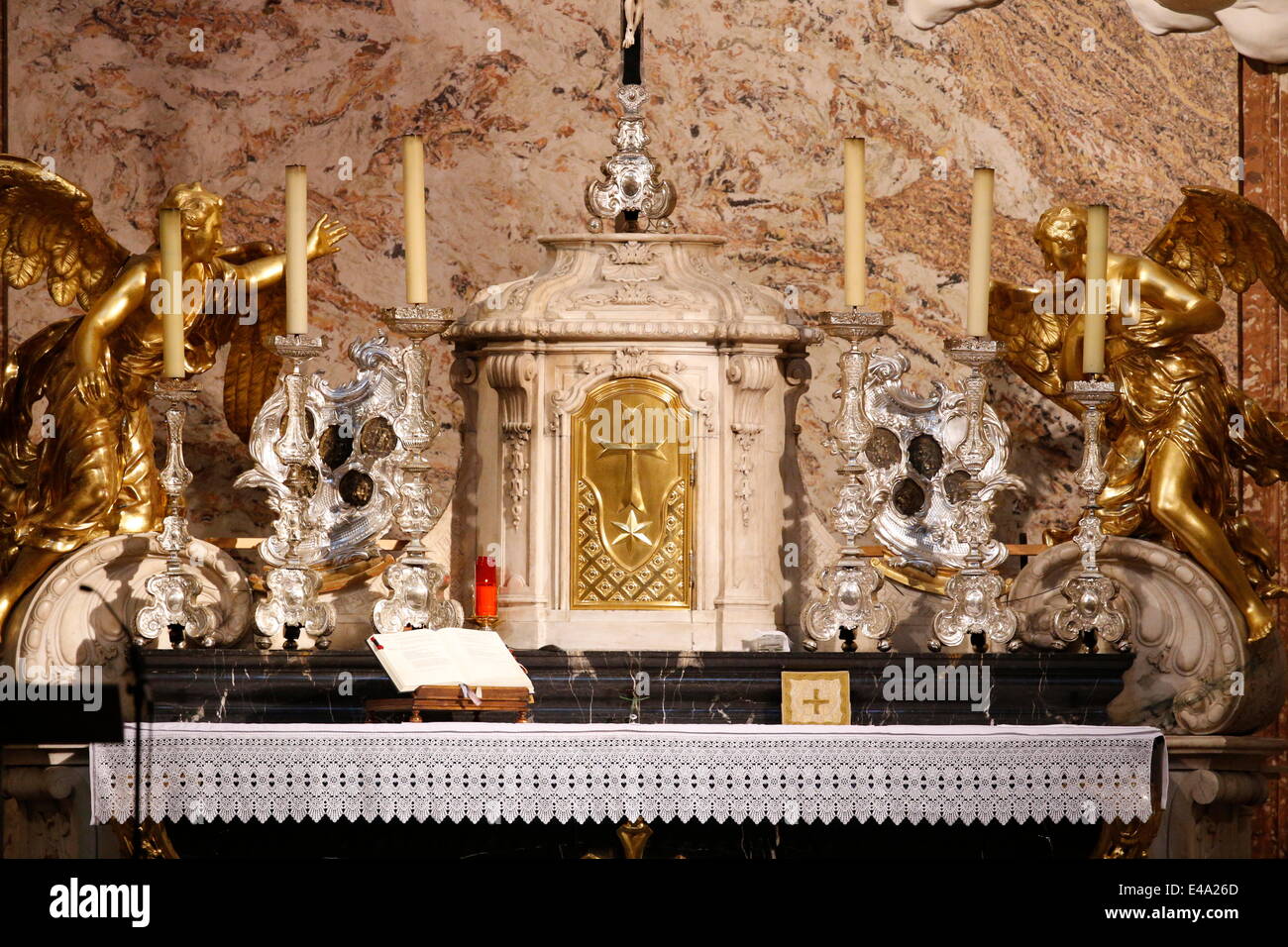 Altar und Tabernakel, Karlskirche (Kirche St. Charles), Wien, Österreich, Europa Stockfoto