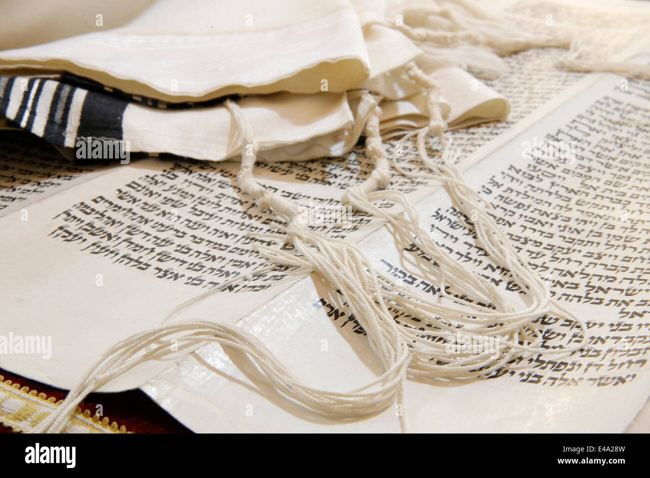 Tora-Rolle und Tallit, jüdischen Gebetsschal, Paris, Frankreich, Europa Stockfoto