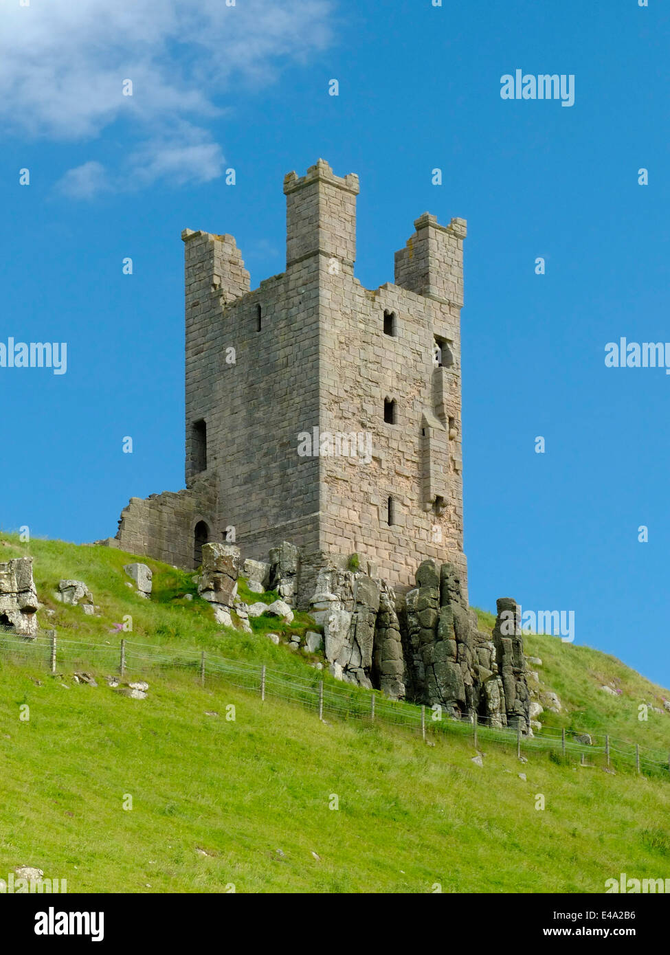 Dunstanborough Schloss und Strand Northumberland, England Stockfoto