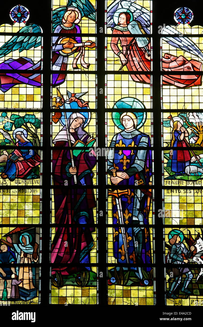 Glasfenster in der Kirche Saint-Maurice, Lille, Nord, Frankreich, Europa Stockfoto