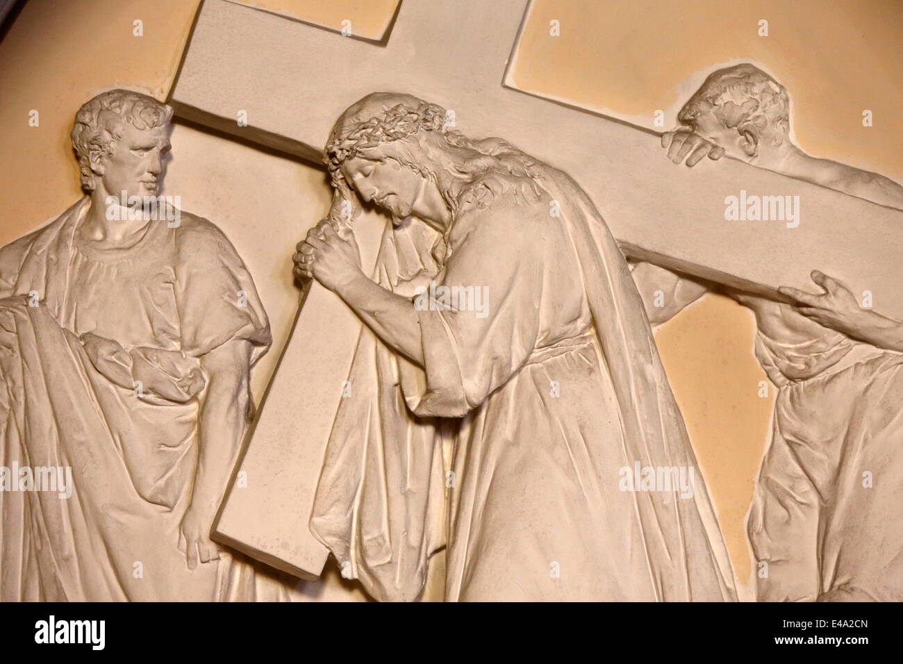 Fünfte Station des Kreuzweges, Simon hilft Jesus, die Kreuz, St. Johannes der Täufer Kirche, Arras, Pas-de-Calais, Frankreich zu tragen Stockfoto