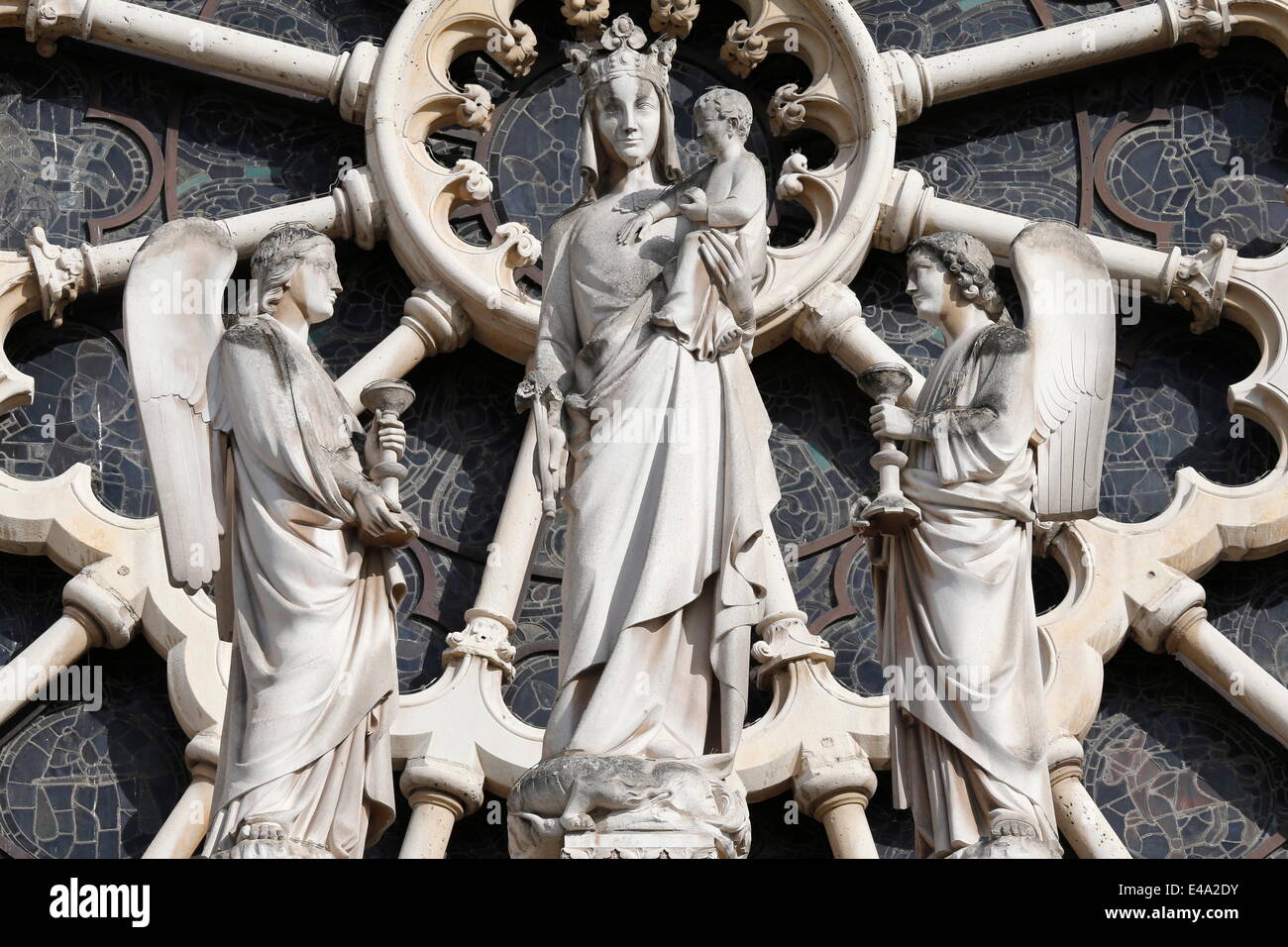 Gekrönte Jungfrau mit Kind flankiert von zwei Engeln, vor der Rosette Kathedrale Notre Dame de Paris, Paris, Frankreich Stockfoto