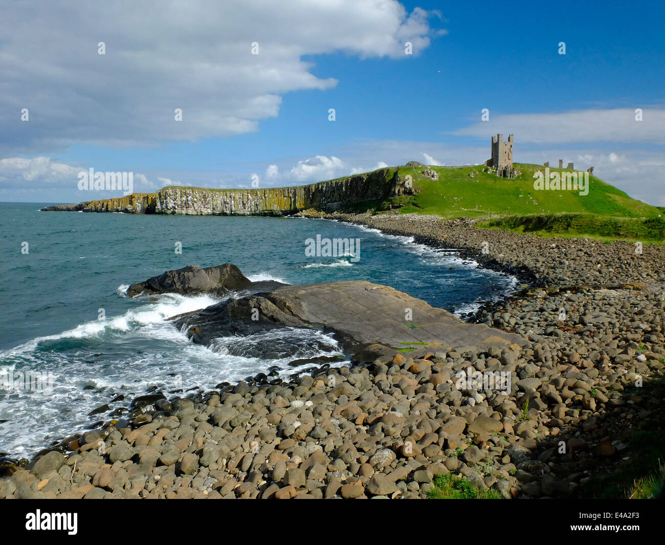 Dunstanborough Schloss und Strand Northumberland, England Stockfoto