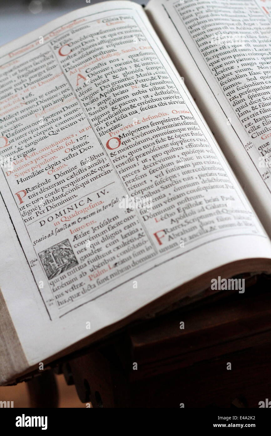Alte Bibel in lateinischer Sprache, Sallanches, Haute-Savoie, Frankreich, Europa Stockfoto