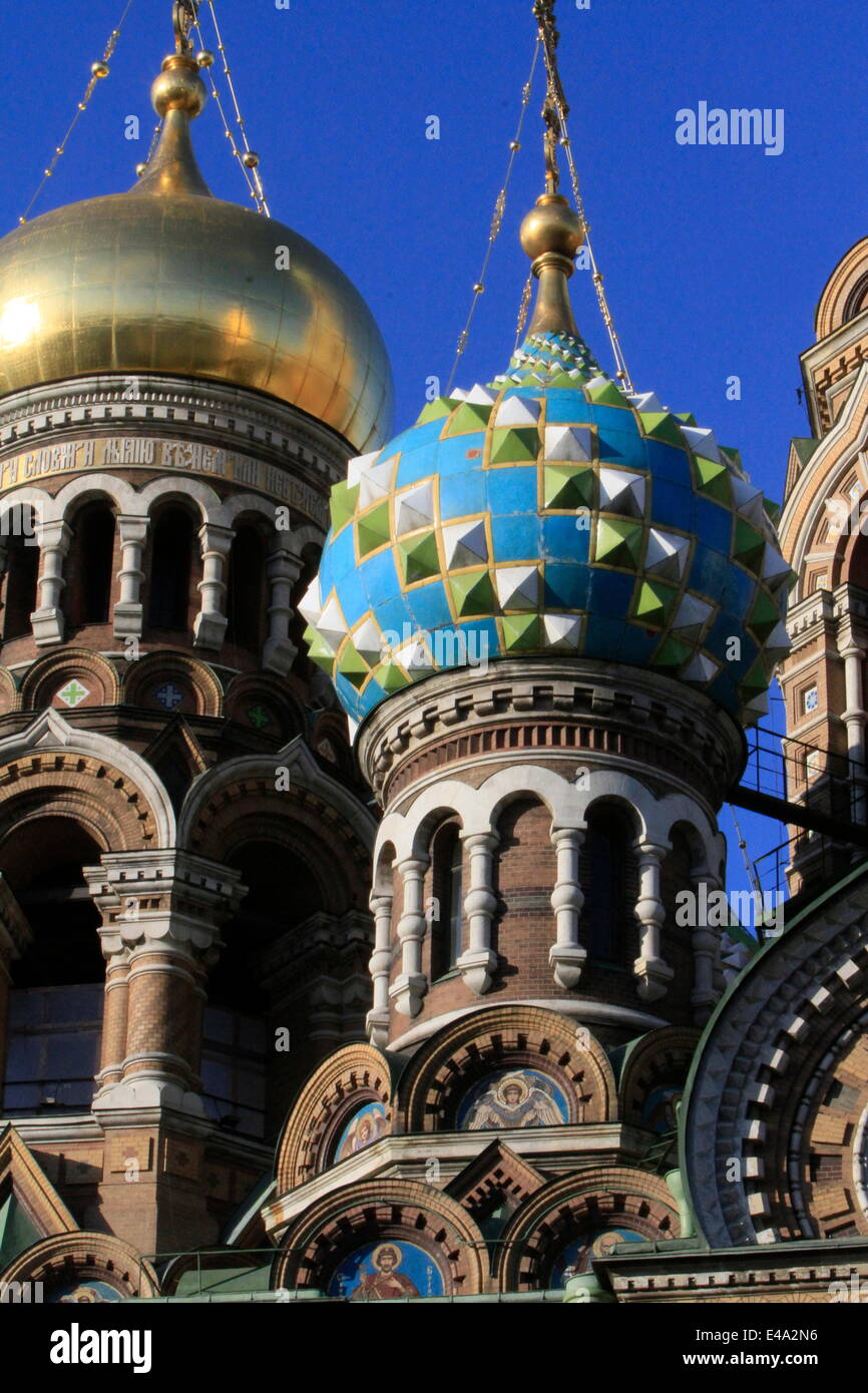 Kuppeln. Kirche des Erlösers auf Auferstehungskirche (Auferstehungskirche), St. Petersburg, Russland, Europa Stockfoto