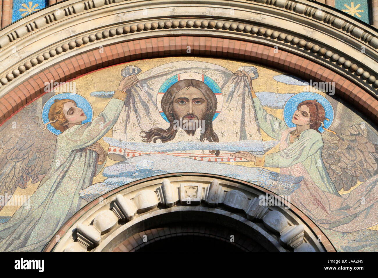 Mosaik von zwei Engeln mit einer Vernicle mit dem Bild Christi Kirche unseres Erlösers auf Auferstehungskirche, St. Petersburg, Russland Stockfoto