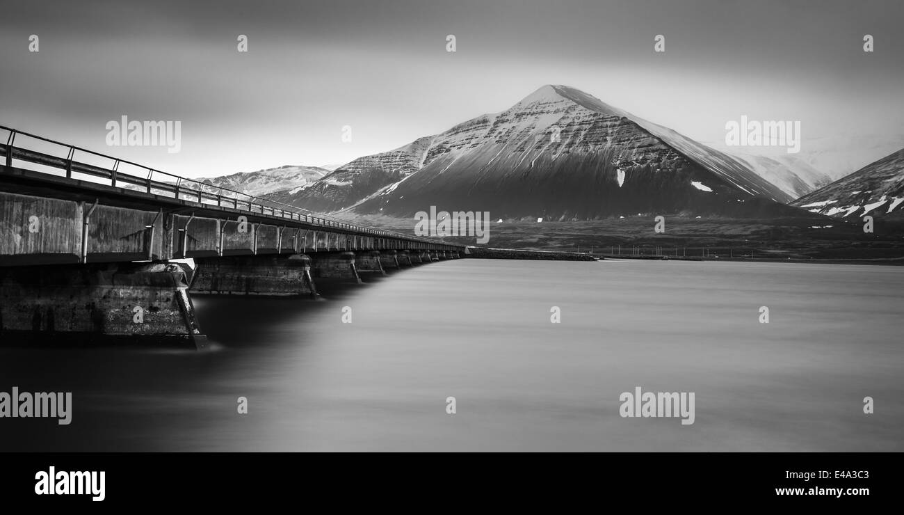 Eine Brücke in West Island, in der Nähe der Stadt Borgarnes Stockfoto