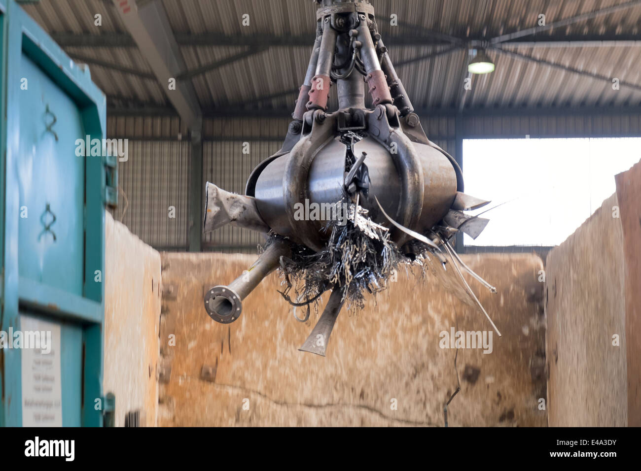 Greifer greifen Schrott in einem Schrott recycling-Anlage Stockfoto